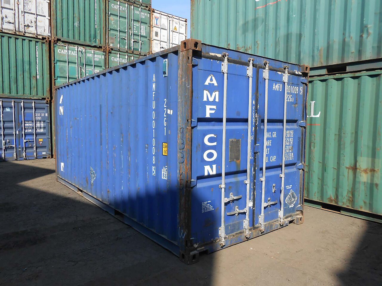 20-Fuß-Standardcontainer auf einem Containerlagerplatz