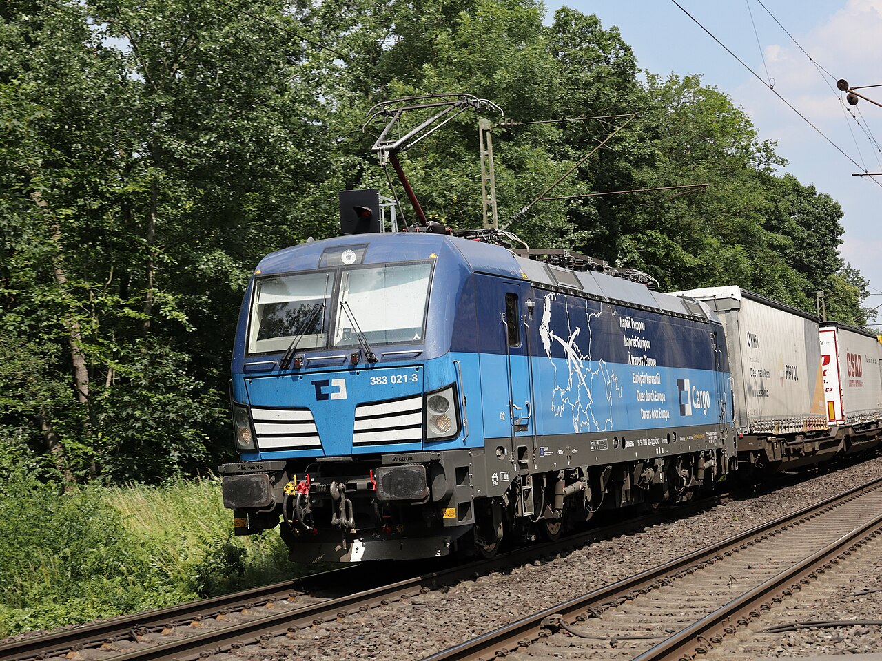 Vectron MS 383 021 von ČD Cargo mit Güterzug