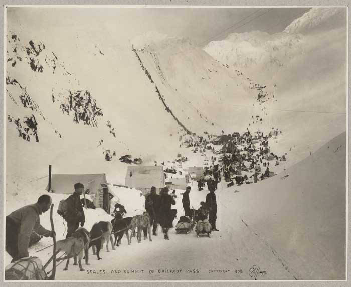 Die „Scales“ und der Gipfel des Chilkoot-Passes, 1898.